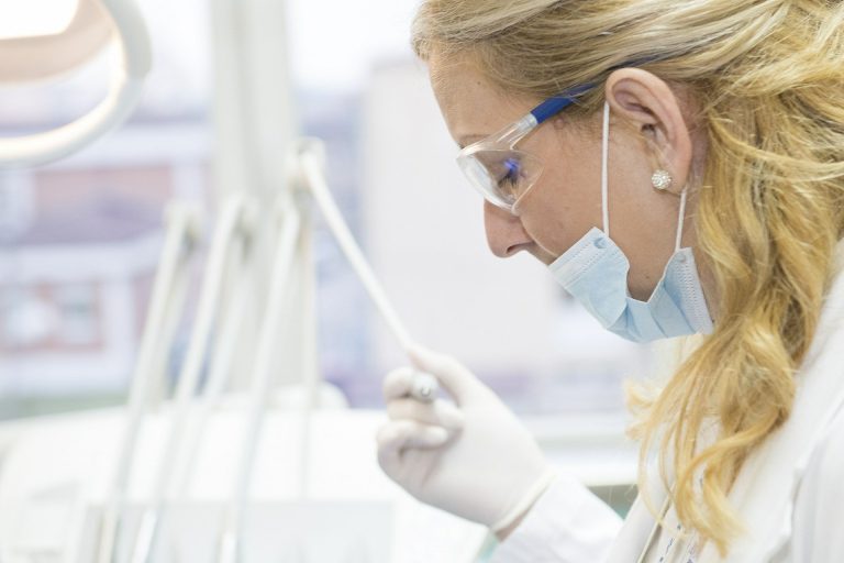 Osteonekroza čeljusti – izjemno redek stranski učinek zdravil za osteoporozo