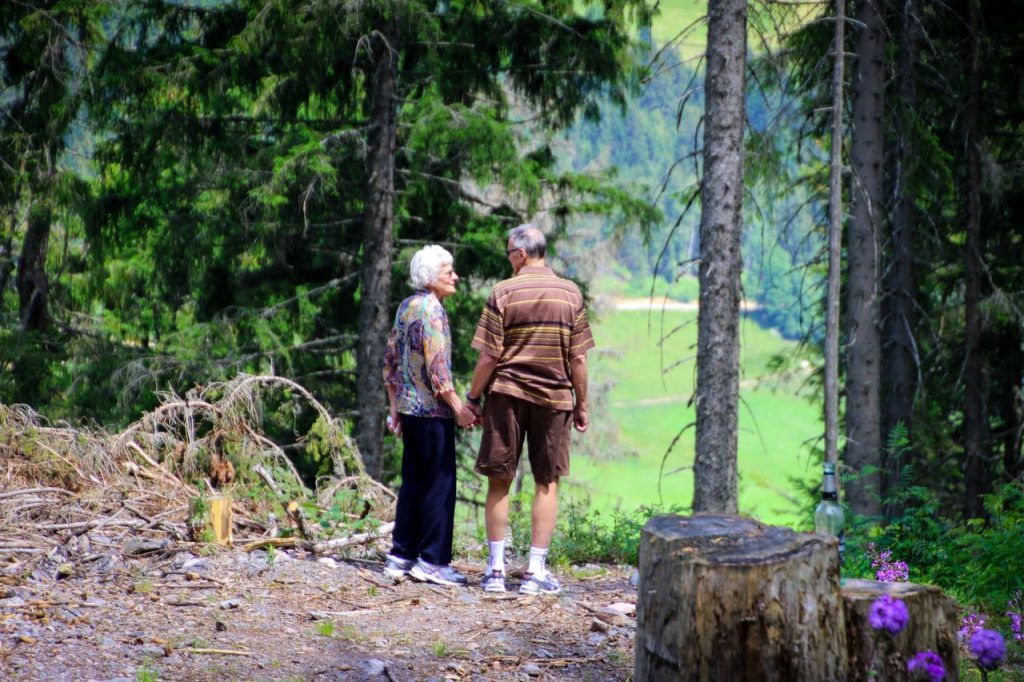 sprehod v naravi in gianje za preprecevanje osteoporoze